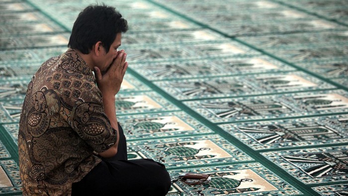 Masjid Al-Bina Senayan, Jakarta, Jumat (19/06/2015), menjadi tempat favorit warga untuk mengisi waktu dihari kedua puasa, seperti melakukan sholat berjamaah, berdoa, mengaji hingga istirahat. Rengga Sancaya/detikcom.