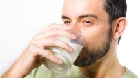 Susu sebaiknya dikonsumsi saat malam hari karena bisa memberikan efek relaksasi dan nutrisinya terserap lebih baik. Ketika diminum di pagi hari, susu akan sulit dicerna dan membuat kamu lesu. Foto: Thinkstock