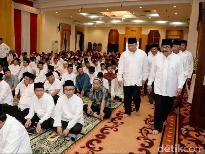 Soekarwo dan Gus Ipul Buka Bareng 100 Anak Yatim di Grahadi