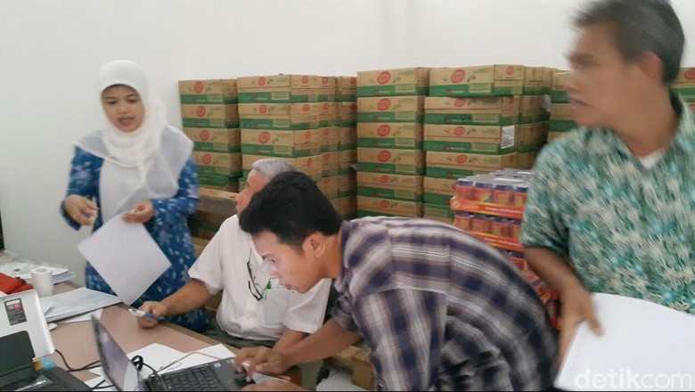 BBPOM Bandung Gerebek Gudang yang Simpan 10 Ribu Makanan Impor Diduga Ilegal BBPOM Bandung Gerebek Gudang yang Simpan 10 Ribu Makanan Impor Diduga Ilegal