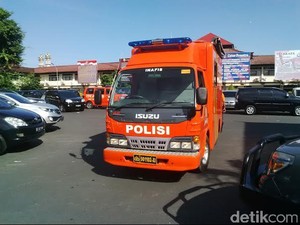 Inafis Mabes Polri Bawa Bambu dan Besi dari Rumah Margriet