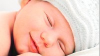 Pernah melihat bayi yang tersenyum saat tidur? Ternyata bayi tidak sama sekali bermimpi. Menurut iluwan saraf, David Foulkes, otak bayi belum memiliki kekuatan untuk menciptakan mimpi. Foto: thinkstock