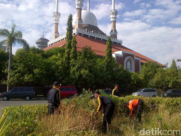 Bersih Masjid Agung Jawa Tengah