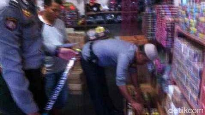 Polisi Razia Pedagang Mercon di Riau