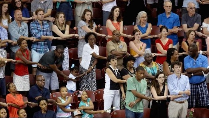 Bergandengan Tangan, Ribuan Warga Charleston Gelar Doa Bersama