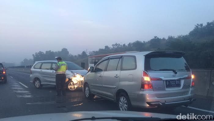 Kecelakaan di KM 39 Arah Cikampek Libatkan Innova dan Avanza