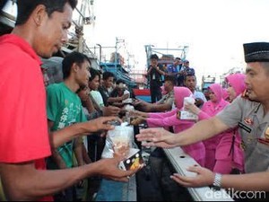 Patroli di Kepulauan Seribu Disemarakkan dengan Bukber Polisi dan Nelayan