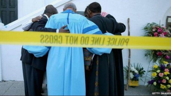 Jemaat Berkabung, Polisi Bersenjata Siaga di Sekitar Gereja Charleston