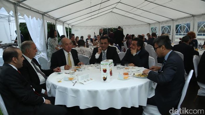 Sambut Ramadan, Dubes Peter Gontha Kenalkan Makanan Indonesia di Polandia