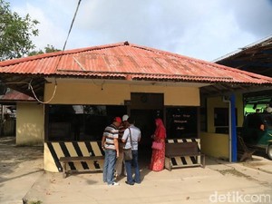 Safari Ramadan ke Pelosok, Kapolda Kalbar Perbaiki Pos Polisi yang Reyot
