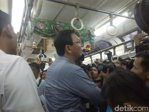 Ahok Puji Kereta Commuter Line Tematik HUT Jakarta