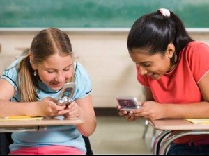 Sering Menunduk Saat Pakai Smartphone, Pria Ini Kena Neuralgia Oksipital
