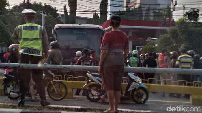 Bus TransJ Tabrak Pejalan Kaki, Pemotor dan Mobil di Depan SPBU Mampang