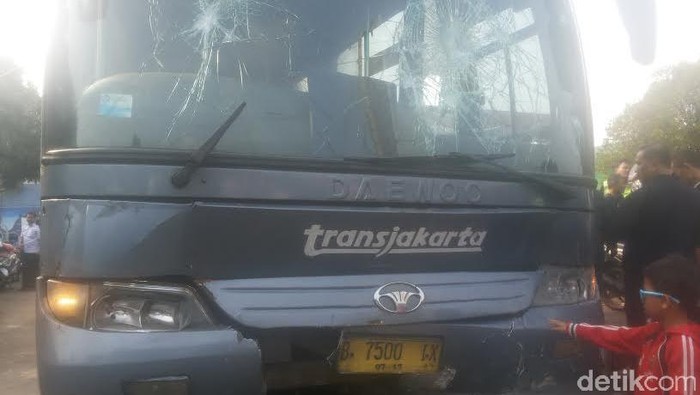 Ini Penampakan Bus TransJ yang Tabrak Motor dan Mobil di Mampang