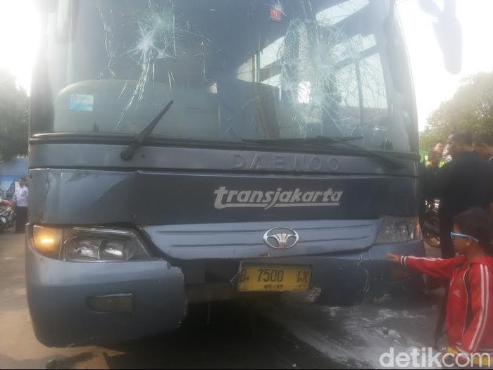 Polisi: Bus TransJ yang Tabrak 6 Motor Sempat Mogok di Pancoran