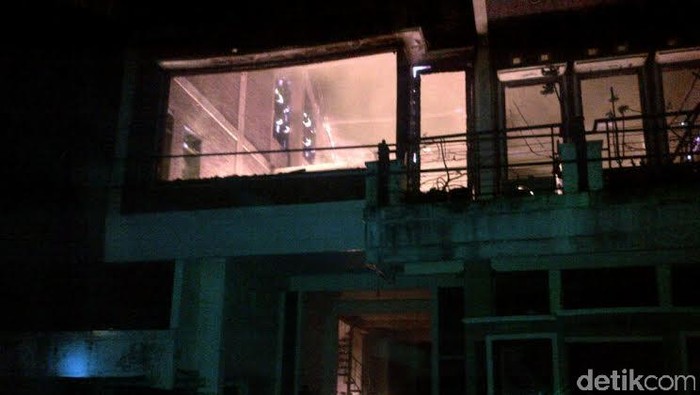 Padamkan Api di Rumah Kos di Semarang, Petugas Damkar Jatuh dari Atap