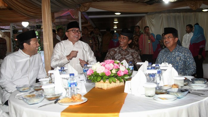 Jokowi dan Prabowo Bukber di Rumah Zulkifli, Reshuffle Kabinet Dibahas?