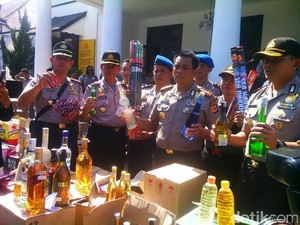 Polrestabes Bandung Sita 55 Ribu Petasan dan 7 Ribu Miras