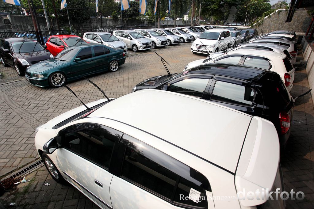 Gabungan Industri Kendaraan Bermotor Indonesia (Gaikindo) melaporkan penjualan mobil mengalami penurunan sebesar 13,7%. Daya beli masyarakat digadang sebagai penyebab kondisi ini.Petugas tengah membersihkan mobil yang akan dijual di Dealer Mobil88, di Jalan Fatmawati, Jakarta Selatan, Senin (22/06/2015).