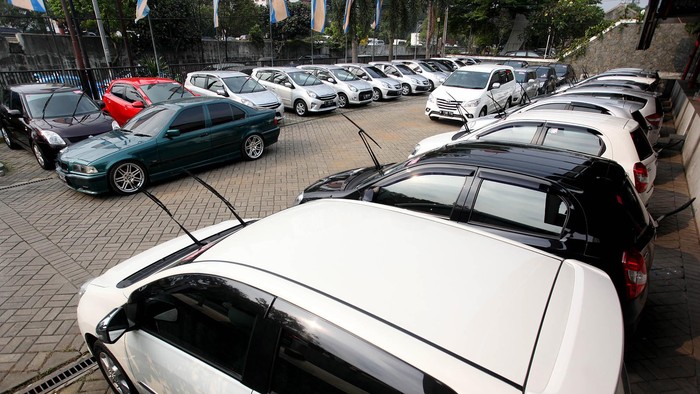 Gabungan Industri Kendaraan Bermotor Indonesia (Gaikindo) melaporkan penjualan mobil mengalami penurunan sebesar 13,7%. Daya beli masyarakat digadang sebagai penyebab kondisi ini.
Petugas tengah membersihkan mobil yang akan dijual di Dealer Mobil88, di Jalan Fatmawati, Jakarta Selatan, Senin (22/06/2015).