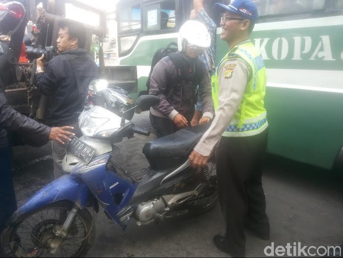Bus TransJ Rem Blong di Mampang Ternyata Tabrak 6 Motor