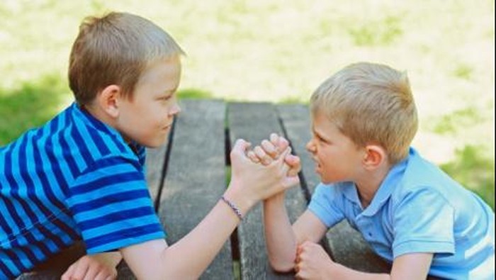 Ini Dampaknya Jika si Sulung Dipaksa Selalu Mengalah pada Adiknya