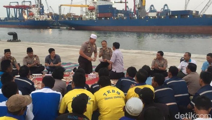 Begini Saat Polisi Bukber Bareng Pekerja Pelabuhan Priok di Pinggir Dermaga