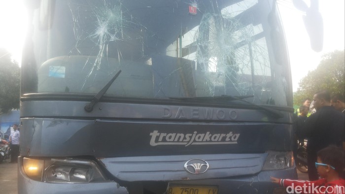 Polisi: TransJ Rem Blong Tabrak 4 Motor di Mampang