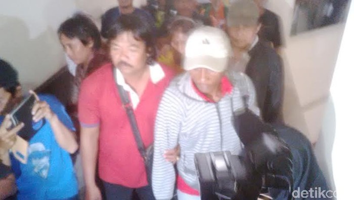 Menangis di Depan Ibunya, Agus Tay Bantah Bunuh Engeline