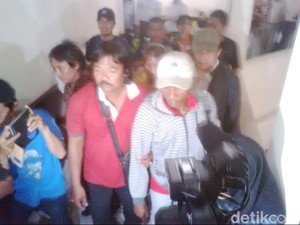 Menangis di Depan Ibunya, Agus Tay Bantah Bunuh Engeline