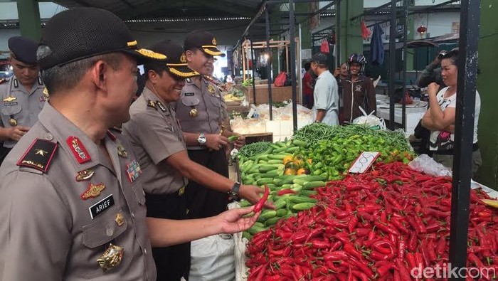 Kapolda Kalbar Blusukan ke Pasar Cek Harga Cabai, Telur, dan Beras
