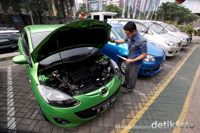 Gabungan Industri Kendaraan Bermotor Indonesia (Gaikindo) melaporkan penjualan mobil mengalami penurunan sebesar 13,7%. Daya beli masyarakat digadang sebagai penyebab kondisi ini.
Petugas tengah membersihkan mobil yang akan dijual di Dealer Mobil88, di Jalan Fatmawati, Jakarta Selatan, Senin (22/06/2015).