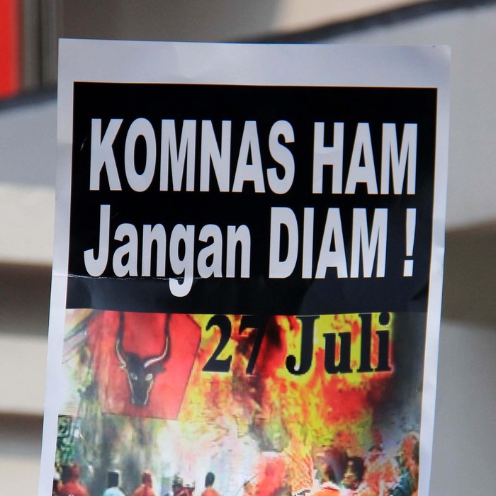 Massa Jaringan Mahasiswa Indonesia melakukan aksi tabur bunga di depan Gedung DPP PDI-P, Jalan Diponegoro, Jakarta (22/06/2015). Aksi menolak Sutiyoso sebagai Kepala BIN karena dianggap terlibat dalam kerusuhan 27 Juli 1996. Agung Pambudhy/Detikcom.