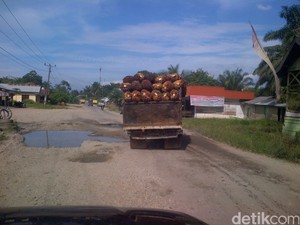 Jalan Riau-Sumatera Utara Banyak yang Rusak Parah