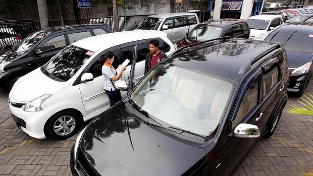 Gabungan Industri Kendaraan Bermotor Indonesia (Gaikindo) melaporkan penjualan mobil mengalami penurunan sebesar 13,7%. Daya beli masyarakat digadang sebagai penyebab kondisi ini.Petugas tengah membersihkan mobil yang akan dijual di Dealer Mobil88, di Jalan Fatmawati, Jakarta Selatan, Senin (22/06/2015).