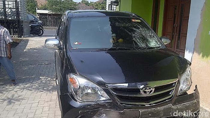 Mobil Berstiker Kostrad Diamuk Warga Usai Tabrak Pemotor