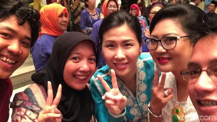 Saat Nyonya DKI-1 dan DKI-2 Berselfie Ria dengan Gaya Anak Muda