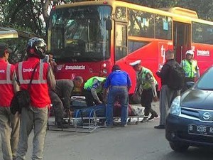 Pemotor yang Ditabrak TransJ Terpleset Saat Naik Separator Busway