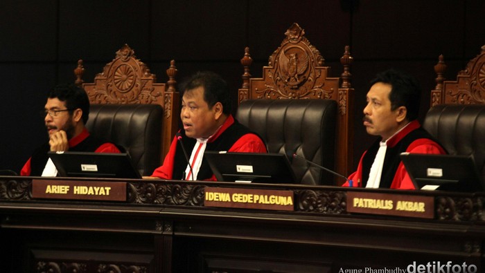 Nasib OJK Ditentukan 9 Hakim Konstitusi Siang Ini