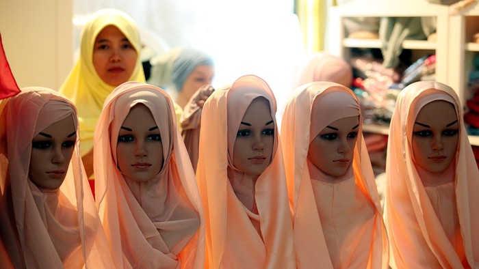 Kebutuhan jilbab dan busana muslim meningkat di bulan suci Ramadan 1436H. Peminat jilbab pada bulan Ramadan ini datang dari berbagai kalangan, mulai dari anak-anak, remaja hingga orang dewasa. Manekin berjilbab tertata rapi di area busana muslim, di sebuah mal kawasan Jakarta Selatan (23/06/2015). Rengga Sancaya/detikcom.