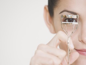 Duh, 78% Wanita Sering Tidur Tanpa Hapus Makeup Mata