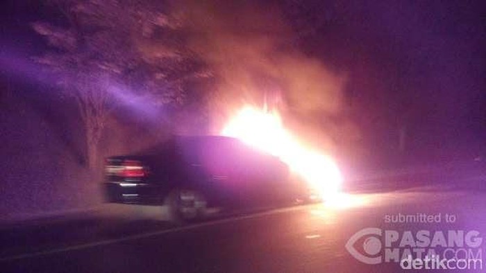 BMW Terbakar di Tol Merak arah Tangerang