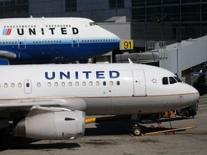 Kopilot Pingsan di Udara, Pesawat United Airlines Mendarat Darurat