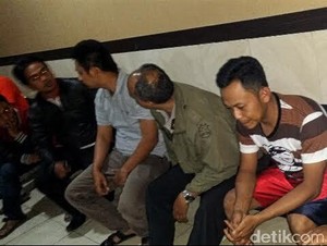Diduga Pelaku Penipuan, Pria Berbaju Belang Dihajar Massa di Sukabumi