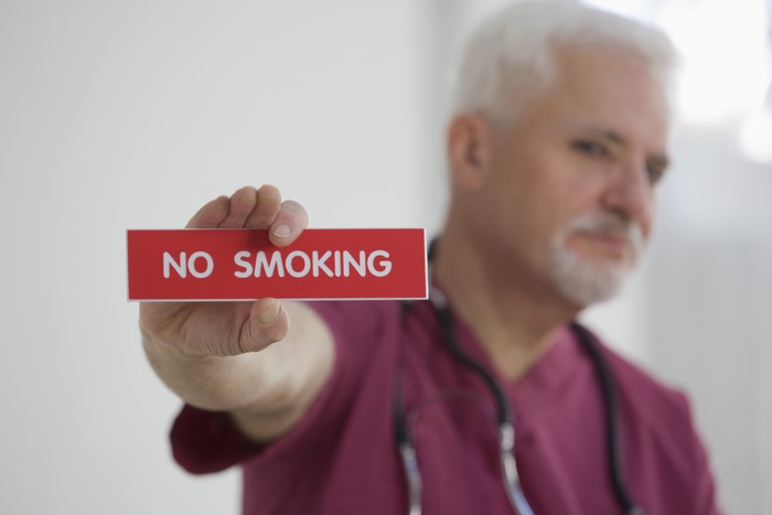 Saran Dokter Paru: Berbukalah dengan yang Manis, Bukan dengan Merokok