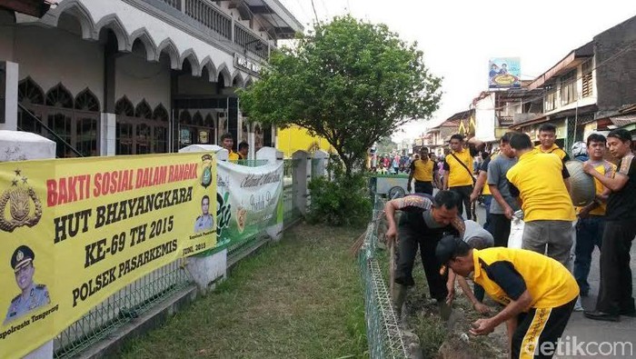Isi Kegiatan Ramadan, Polisi ini Pilih Bersihkan Masjid