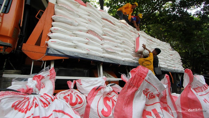 Kapolda Metro Jaya Irjen Pol Tito Karnavian bersama Kabid Humas Polda Metro Jaya Kombes Pol M Iqbal menunjukkan gula rafinasi di Polda Metro Jaya, Jakarta, Rabu (24/5/2015). polisi menyita barang bukti berupa 60 ton gula rafinasi, alat mesin jahit karung, 1 unit timbangan duduk, 5 buah pipa untuk cek isi karung, 1 buah serokan, 5 buah takaran, 24 lembar karung kosong, 2 unit truk tronton yang mengangkut gula rafinasi dan surat jalan. Agung Pambudhy/detikcom.
