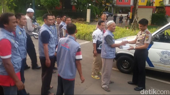 Polsek Kelapa Dua Ngabuburit Sambil Bagi Takjil ke Pemulung