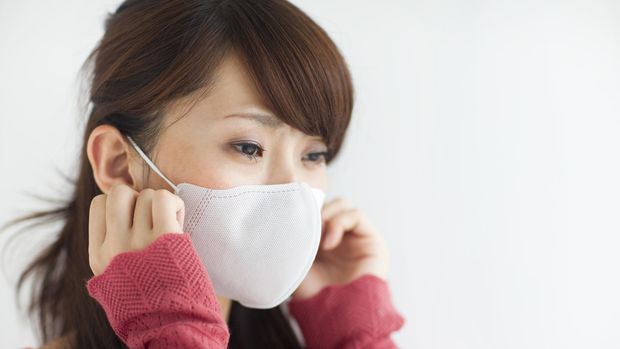 Jangan lupa ingatkan rekan kerja yang sakit flu untuk menggunakan masker