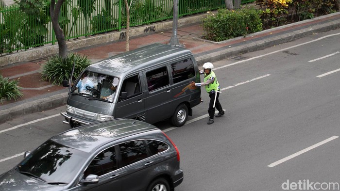 Surabaya Blue, Cara Polisi Jaga Ketenteraman Warga